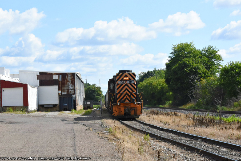 WE 104 brings in the transfer cars from Brittain Yard.