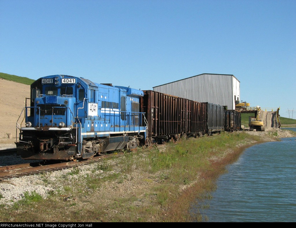 NASR 4041 waiting to switch more cars at Sunny Farms Landfill