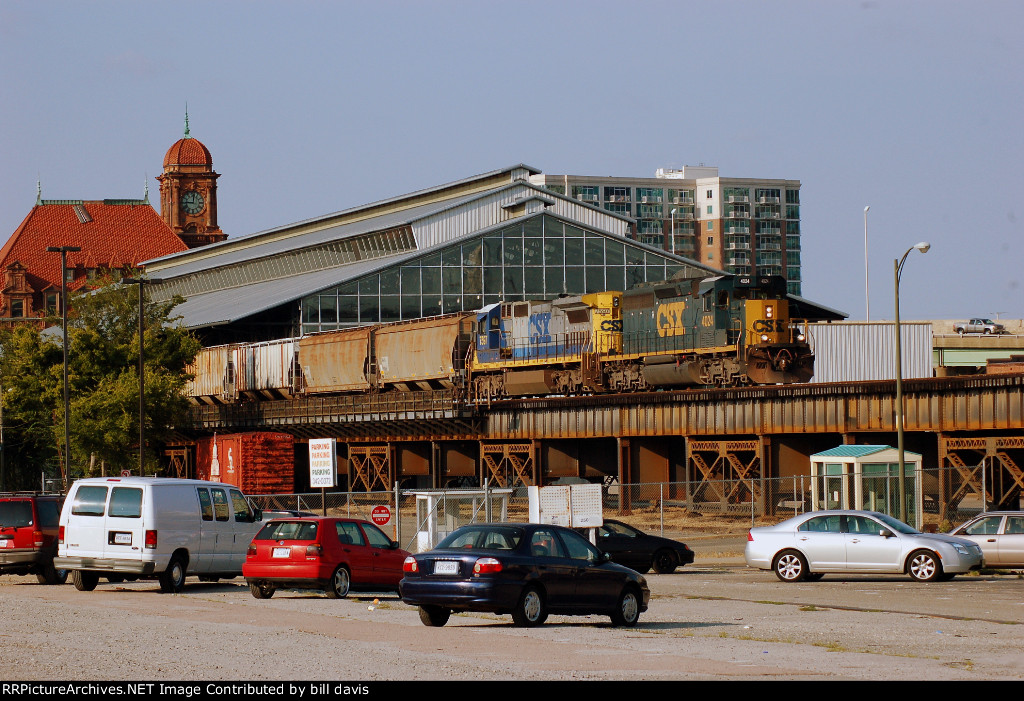 SD40-4 Meet Main Street Station