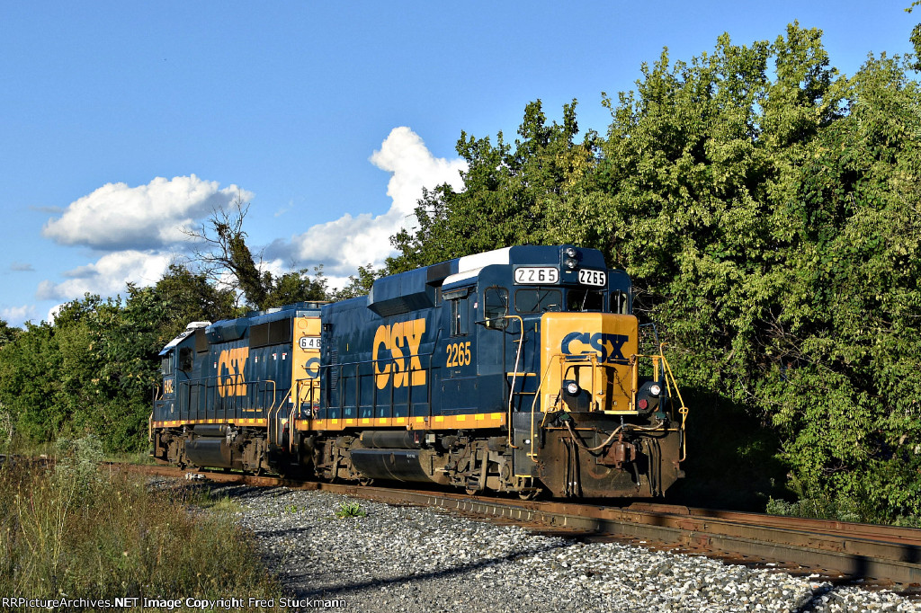 CSX 2265 has become the leader as the crew heads west.