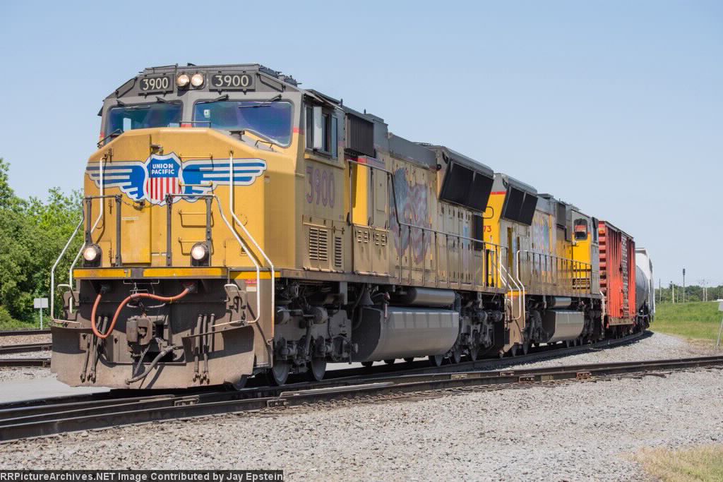 UP 3900 and another SD70M switch Pine Bluff Yard
