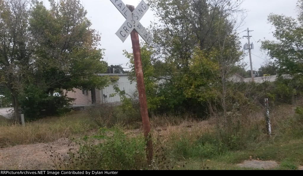 former RI Right-of-way & crossbuck looking east 