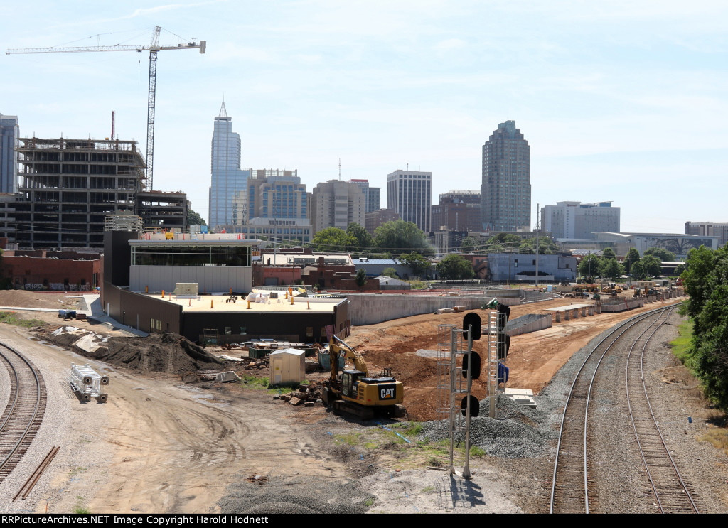 View from the Bo{lan AVenue bridge of new station as well as platforms under construction