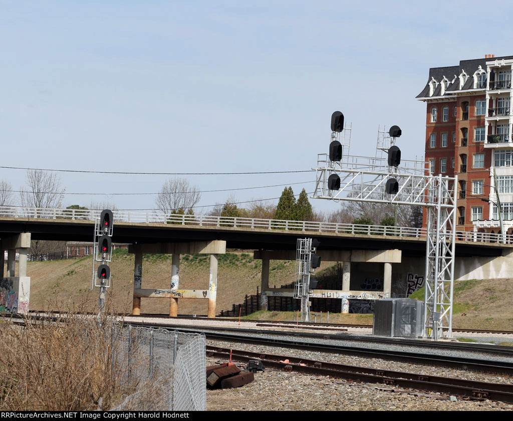 New cantilever signals for Union Station tracks