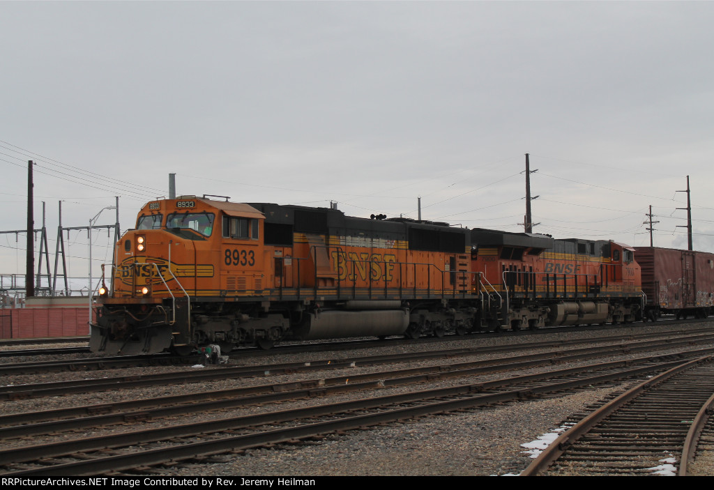 BNSF 8933 & 7900 (3)