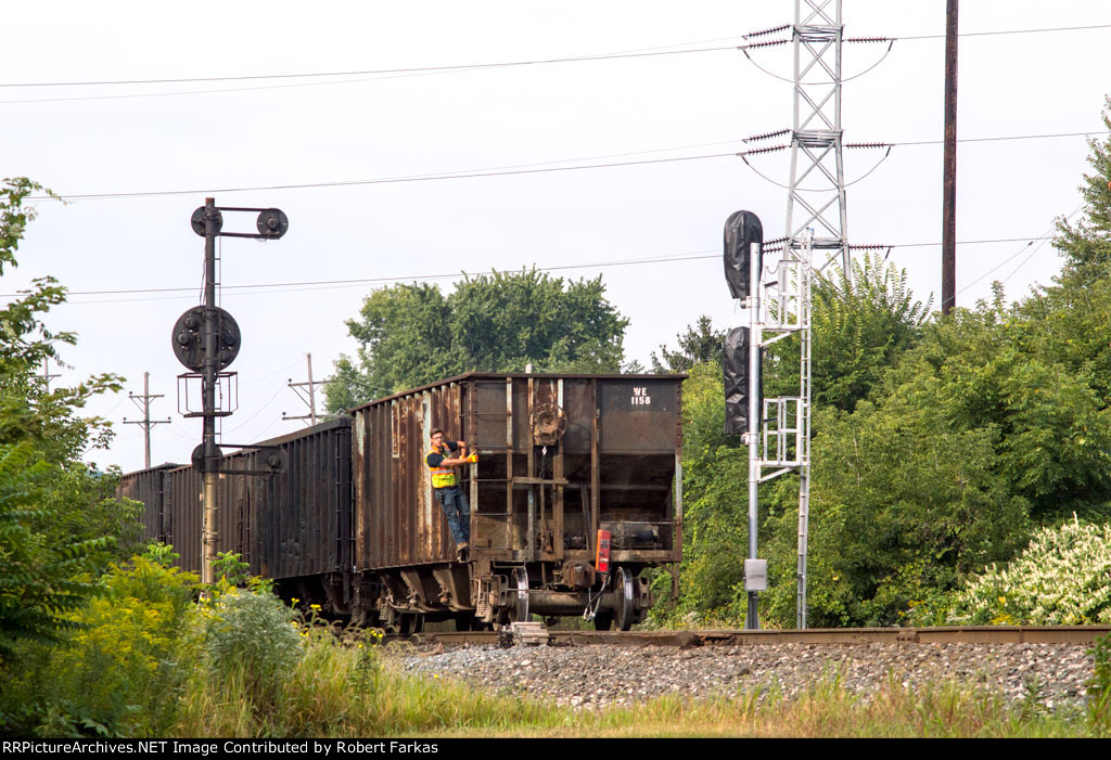 W&LE stone train backing up on the CSX at CSX LAMBERT