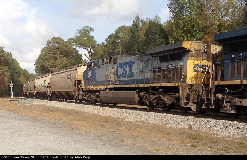 CSX AC44CW 314 runs second