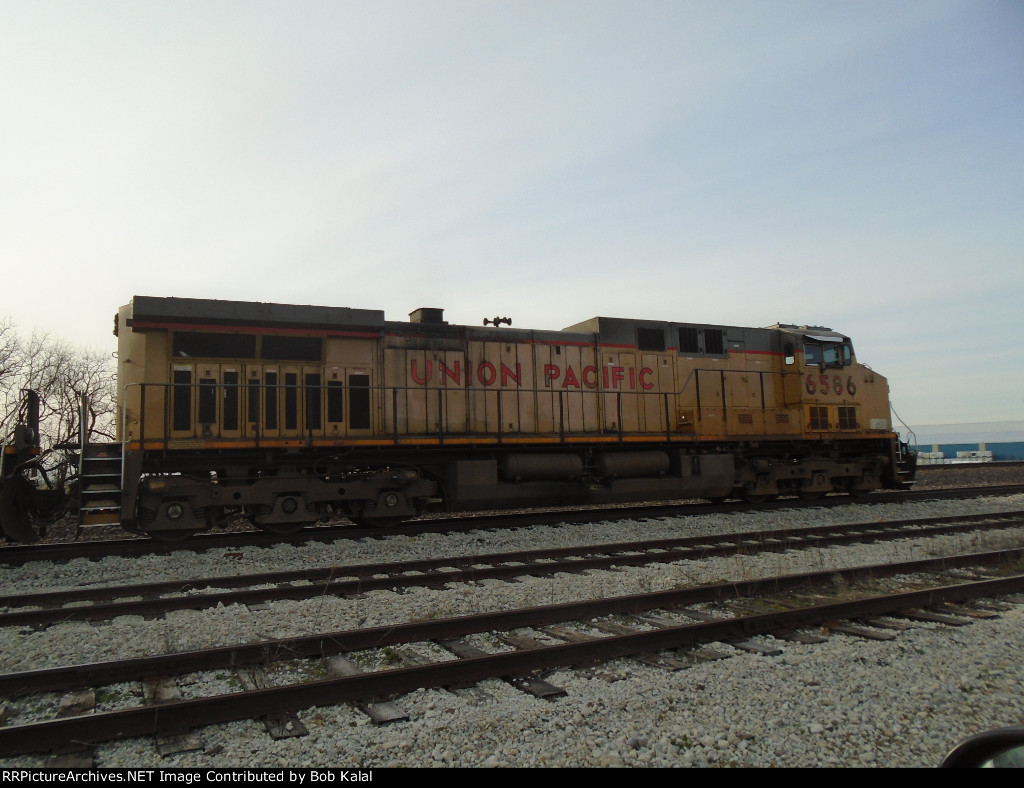 UP 6586 idling at Royal