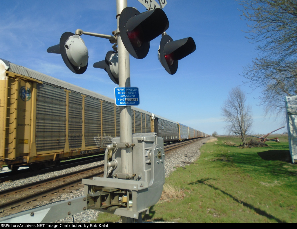 NS 7693 pulling a wall of auto racks
