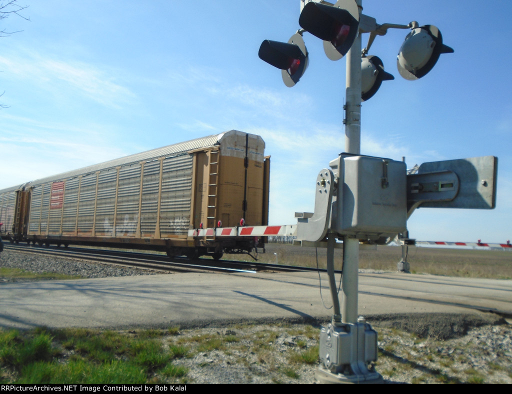 NS 7693 pulling a wall of auto racks