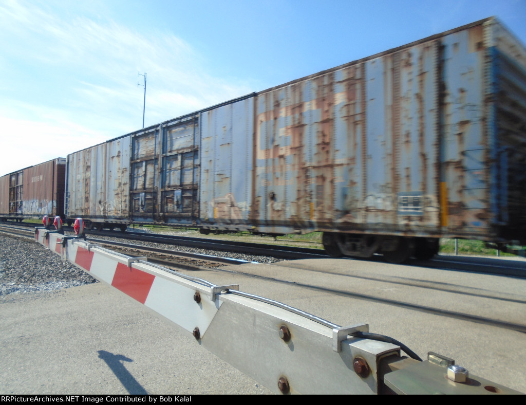 NS 7567 Westbound with GT Boxcars in tow & Gate