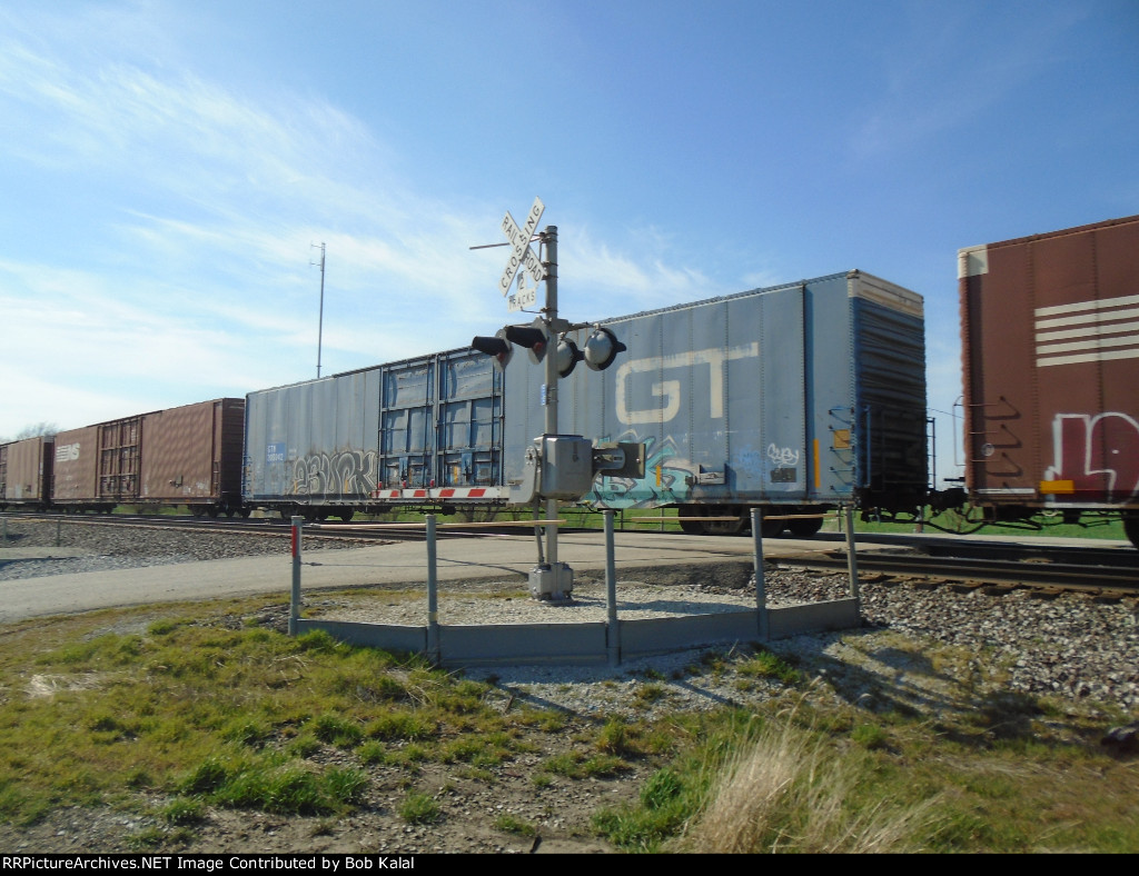NS 7567 Westbound with GT Boxcars in tow & Gate
