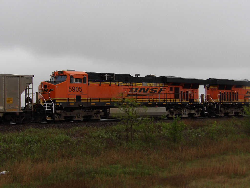 BNSF ES44AC 5905