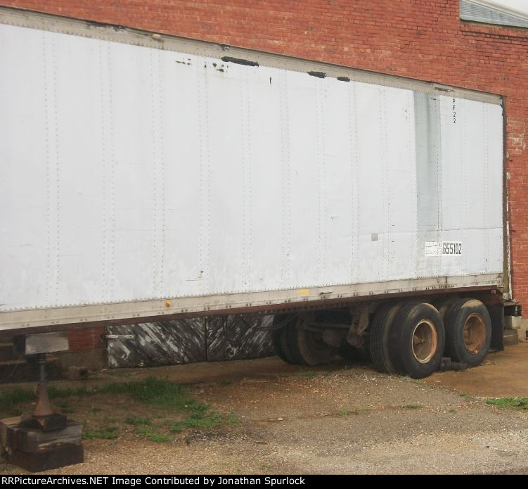 REAZ/TransAmerica trailer, left side view at Willow Springs, MO