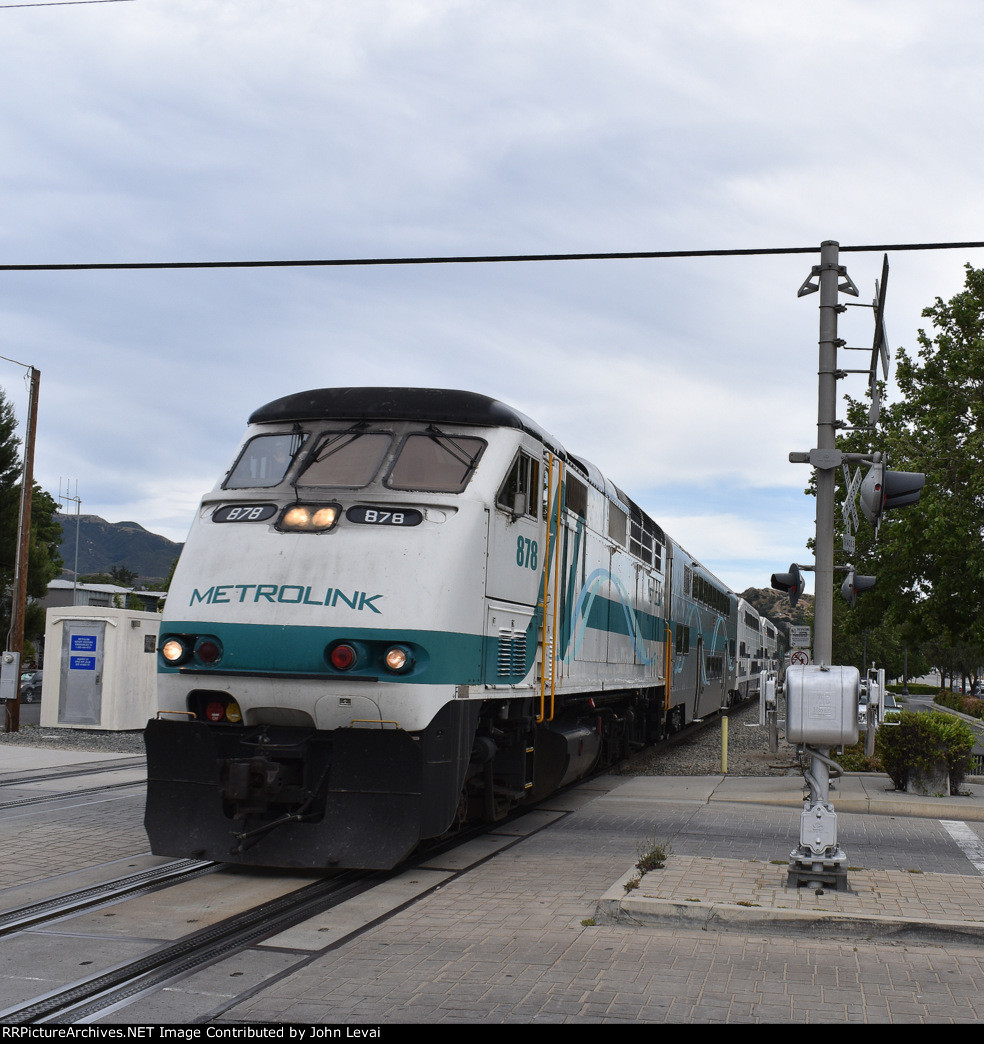 Westbound Metrolink being led by an F59PHI