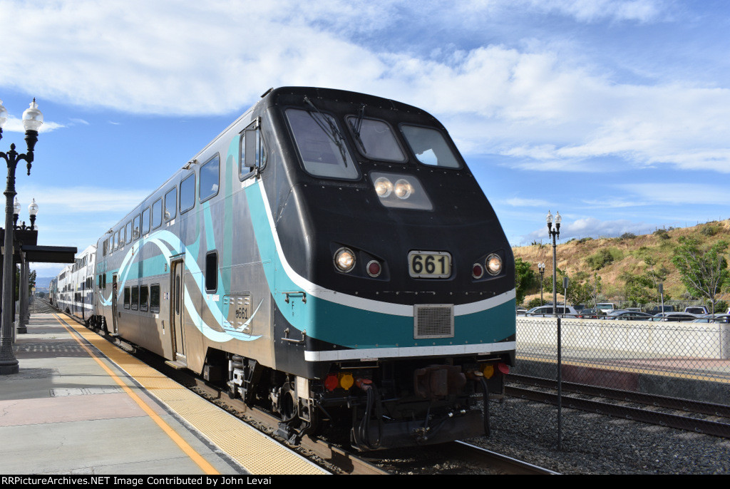 Eastbound Metrolink arriuing into Santa Clarita