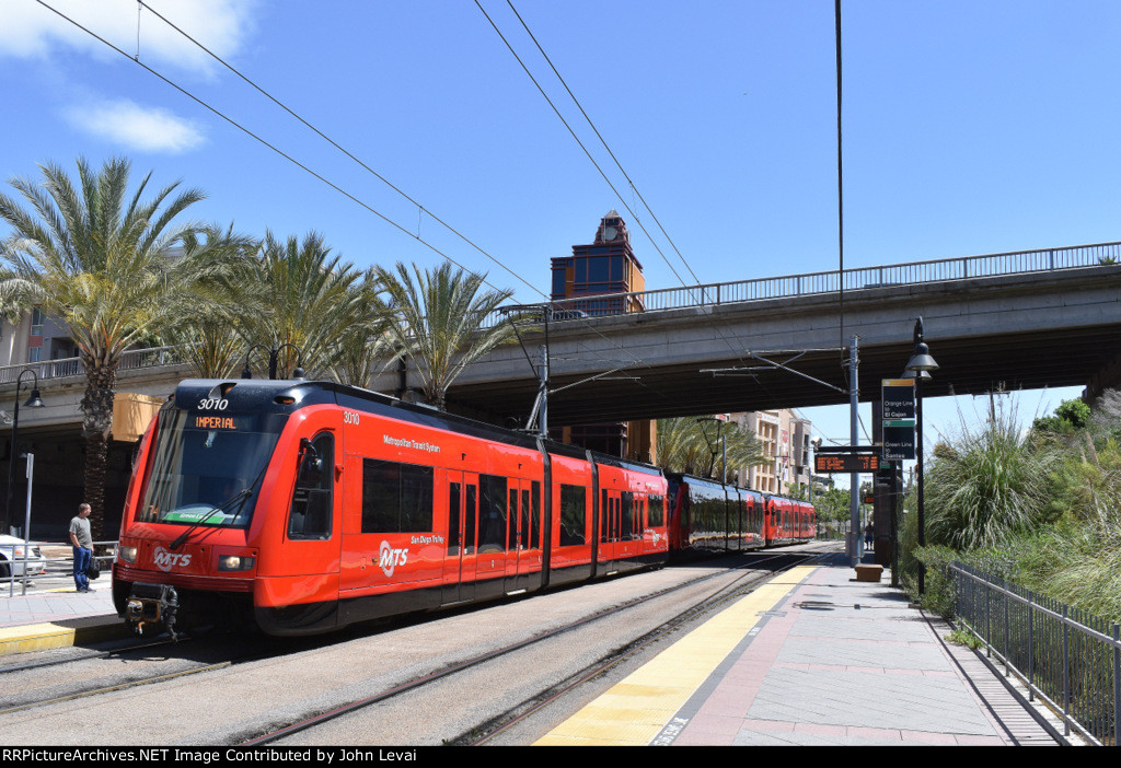 Eastbound MTS light rail at Grossmont Station