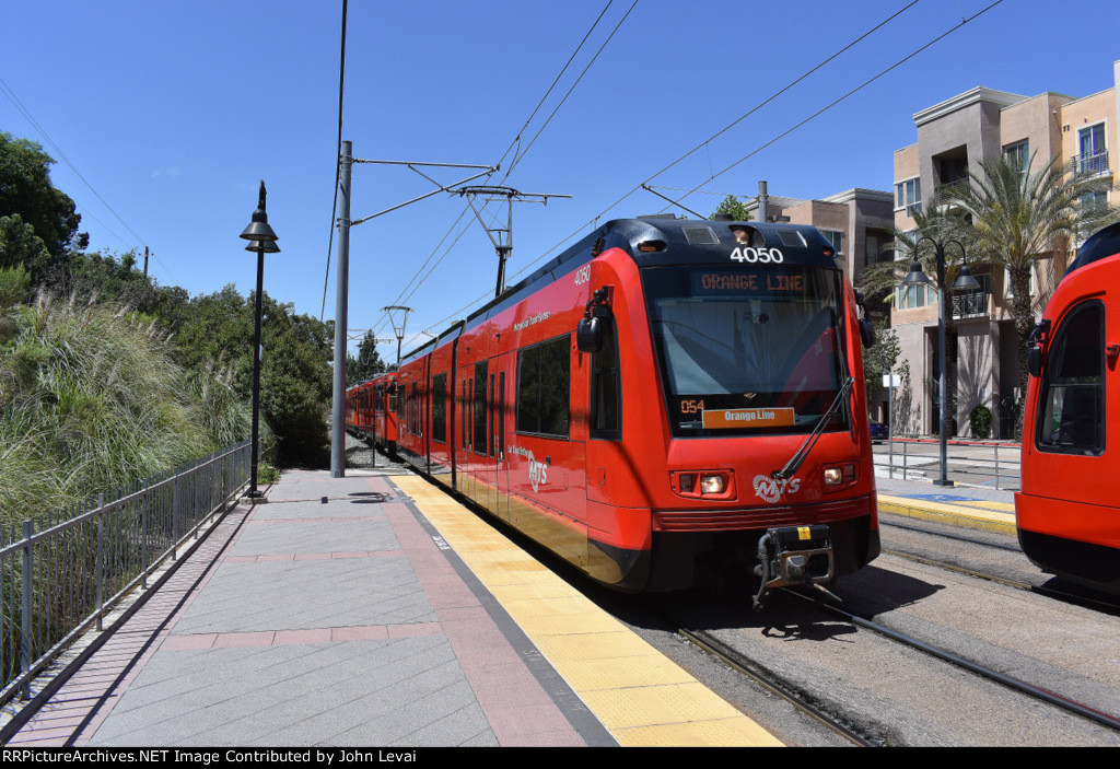 Eastbound MTS light rail approaching Grossmont Station