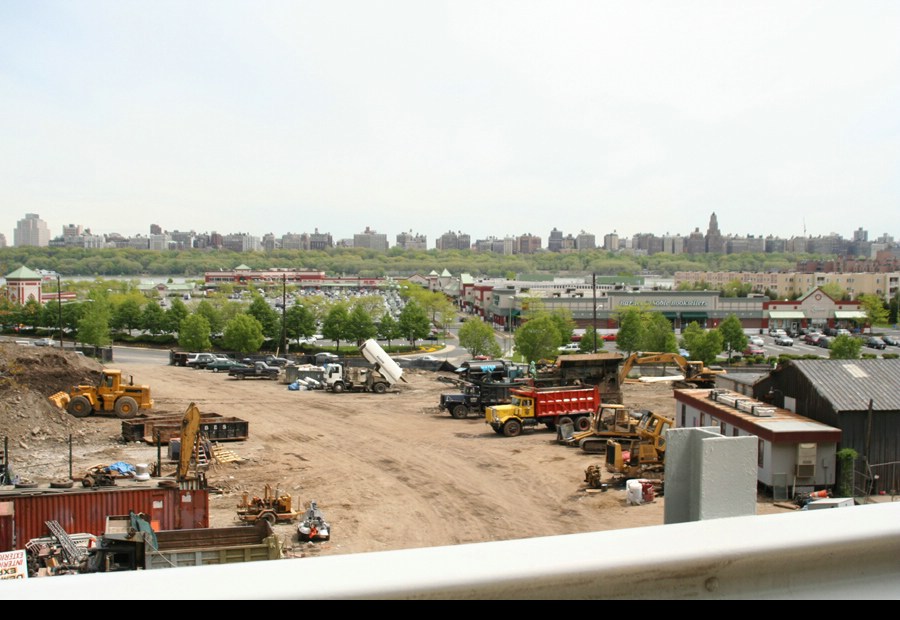 This is where the NYSW edgewater tunnel exited too. Believe it used to be a scale facility.