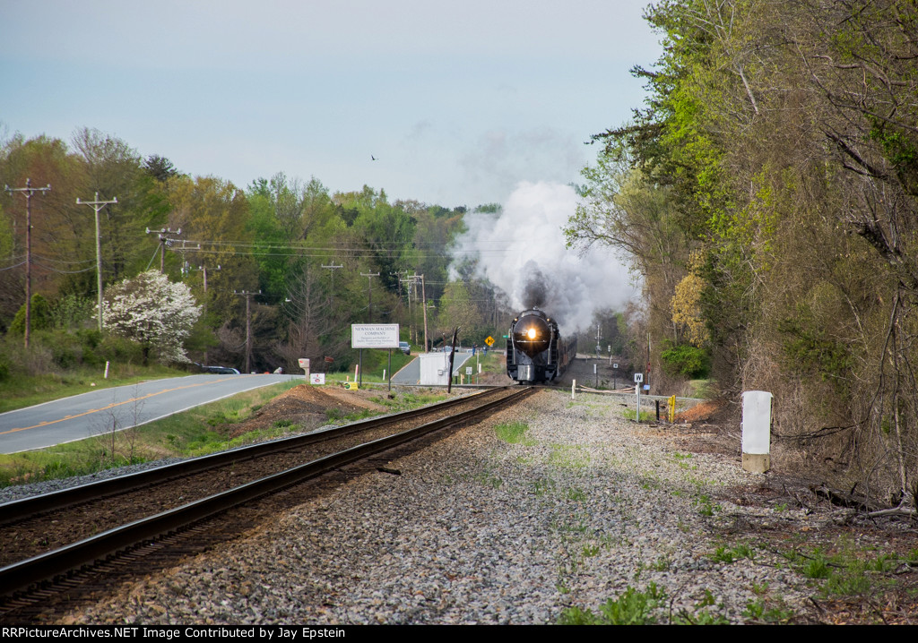 611 is now heading north on the NS Danville District 