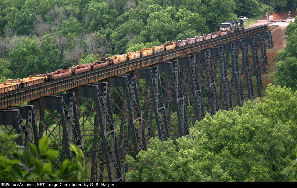 NS train 24Q, an occasional bare-table train, northbound over the James River prior to NS 098, the export unit train.