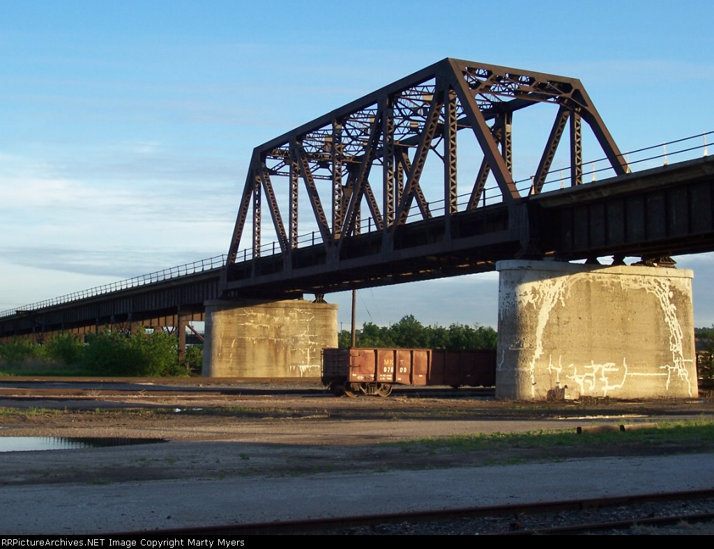 Hiding under the highline