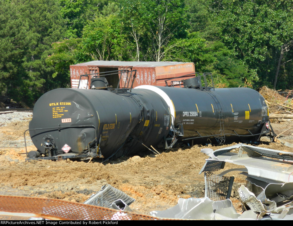 UTLX 672306 and DPRX 258584 sit beat up on the ground!