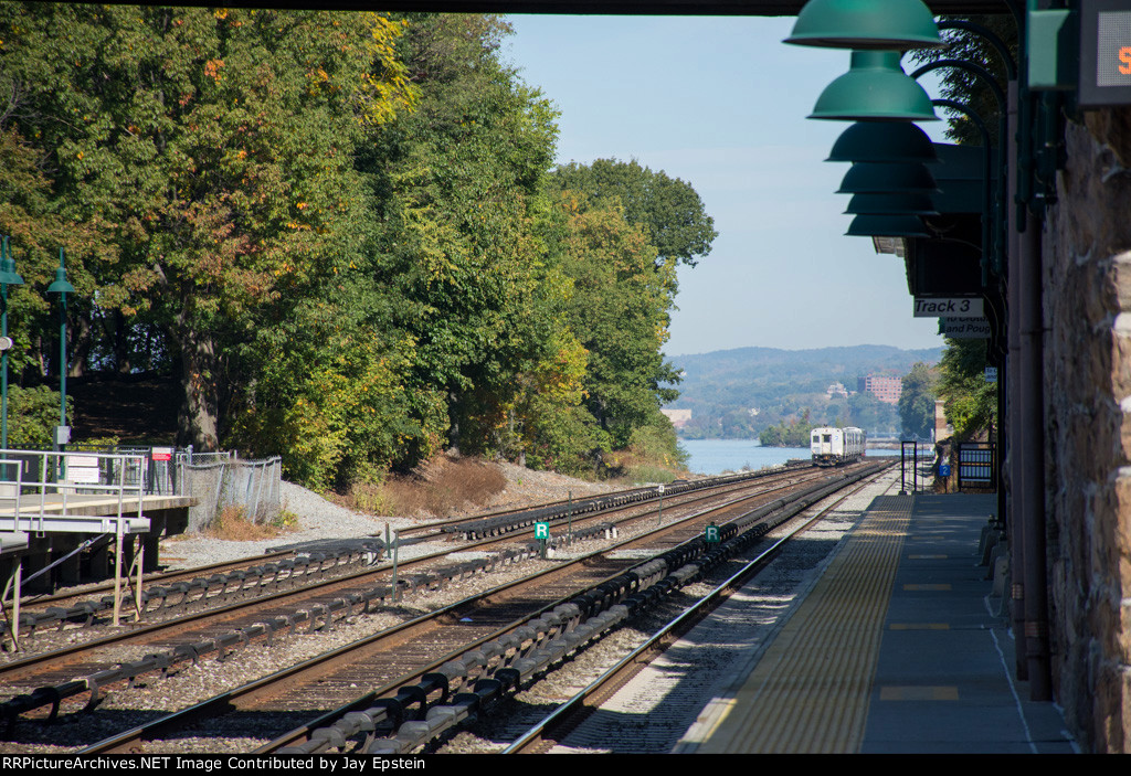 A southbound train approaches Philipse Manor 