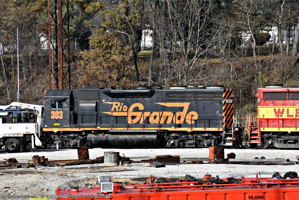 The boom truck makes her look like she's got no short hood.