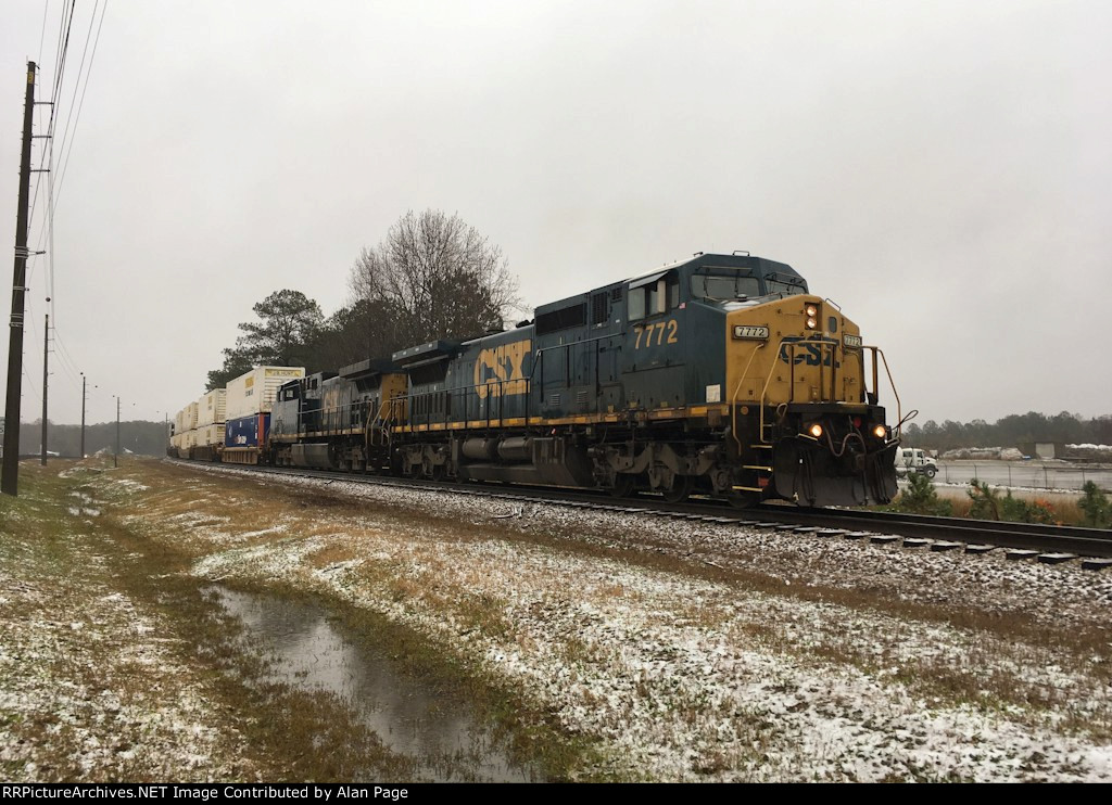 CSX C40-8W 7772 and AC44CW 145 shift double-stackers in a rare Metro-Atlanta snow/sleet mix