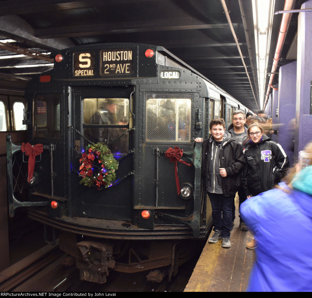 NYCMTA Holiday train at 2nd Ave Station