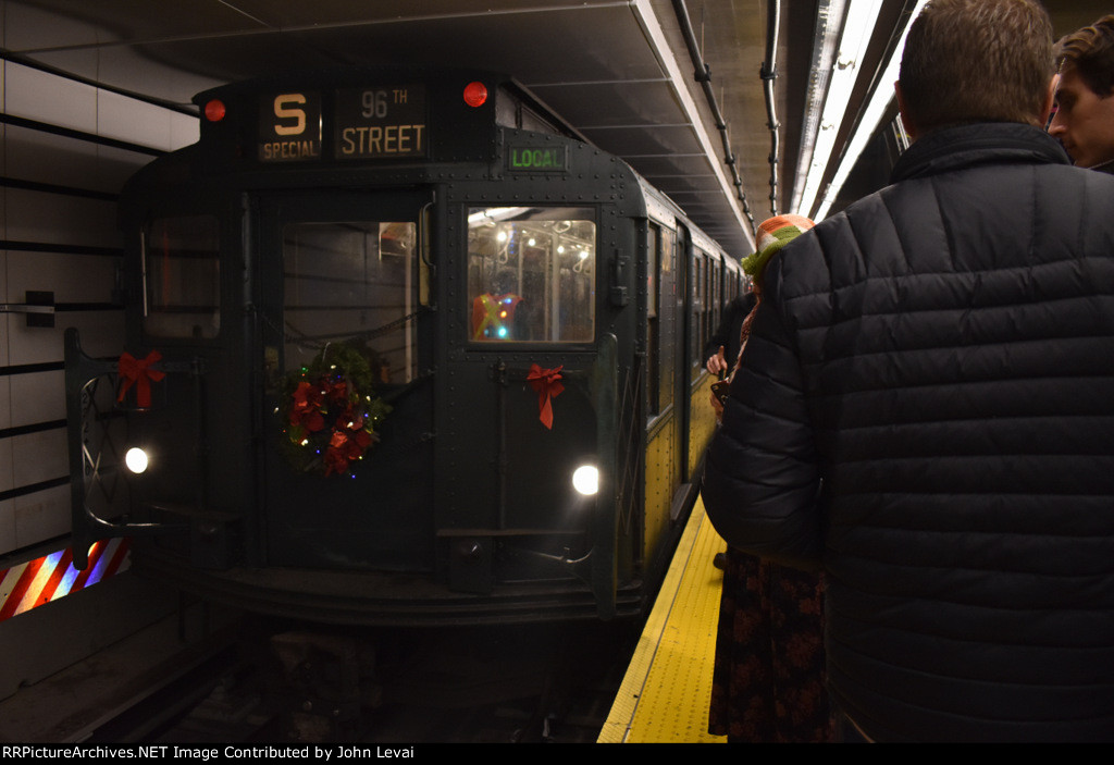 NYCMTA Holiday train at 2nd Ave Station