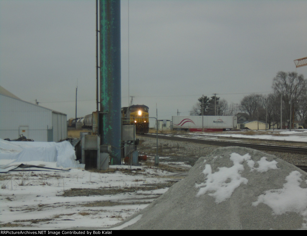 CSX 427 & 8388 heading north thru Rossville