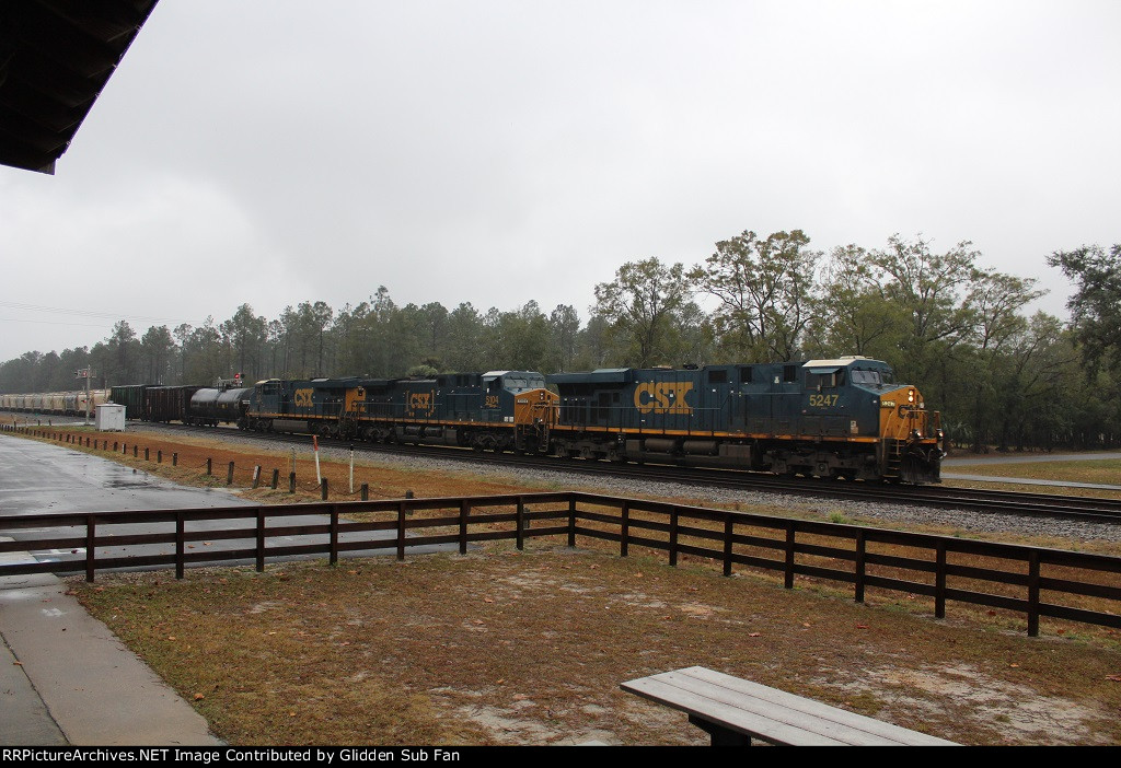 CSX 5247 leads the Q606 