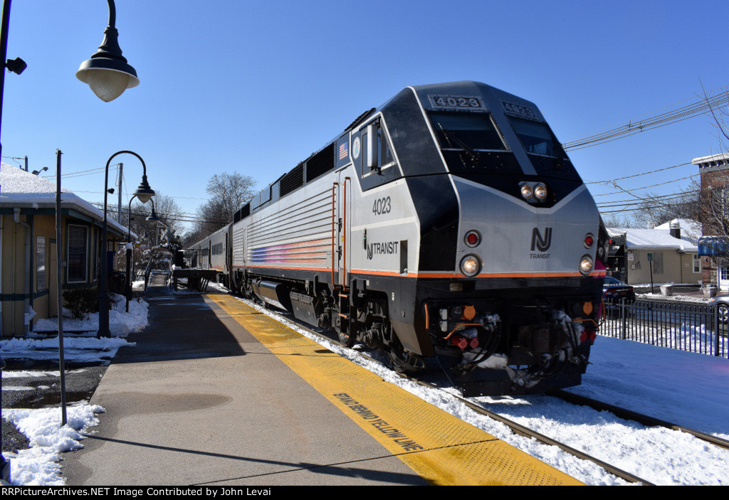 NJT PL42AC leading a westbound