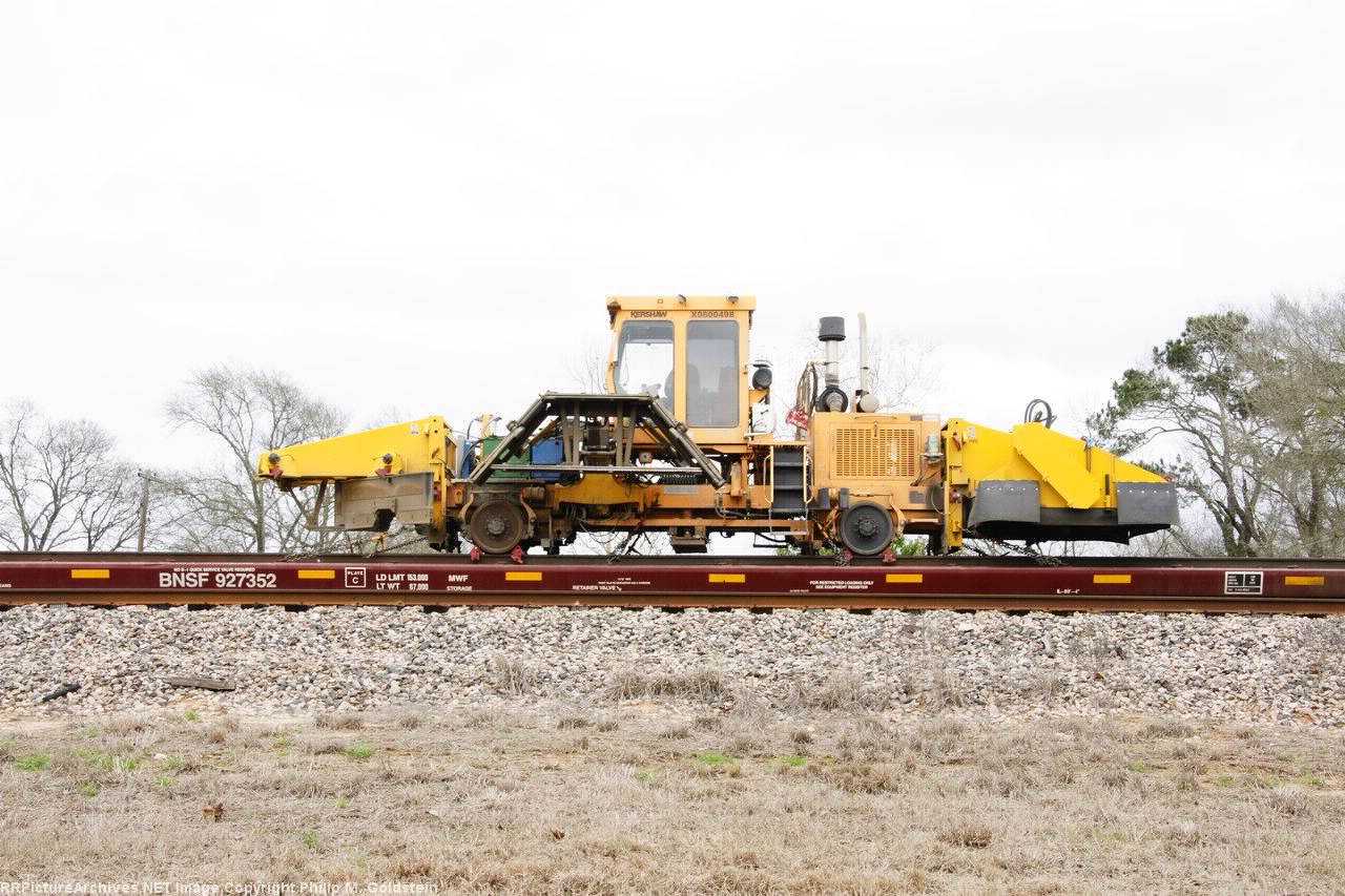 X0600498 Kershaw Ballast Regulator, BNSF 927352 MOW Flat