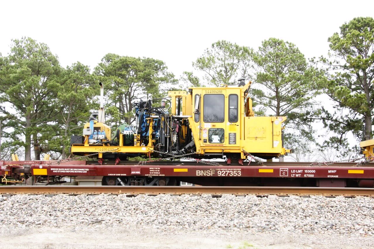 BNSF X4400400 Nordco Production Spike Driver, BNSF 927353 89' MOW Flat