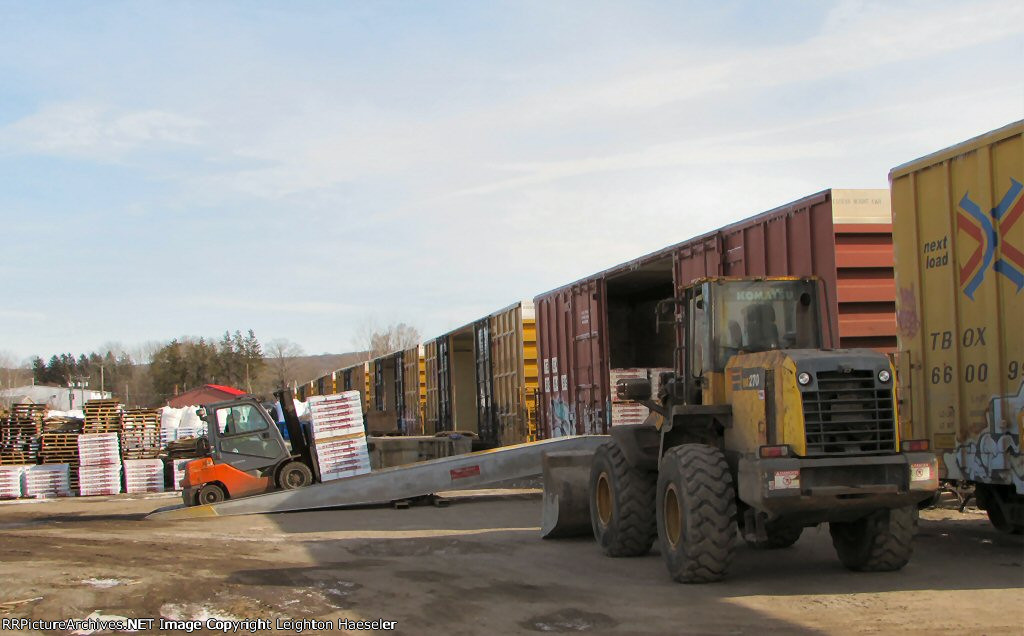 TBOX 889469 (ex-AOK 354874, ex-UP 354874) unloading