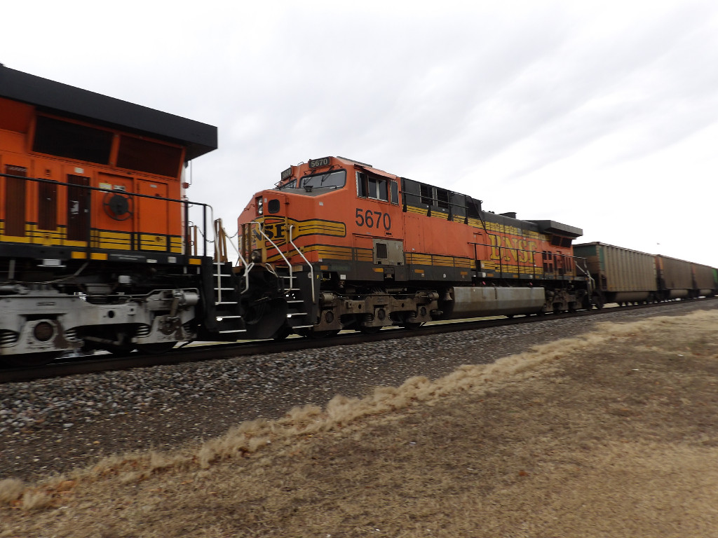 BNSF AC44CW 5670