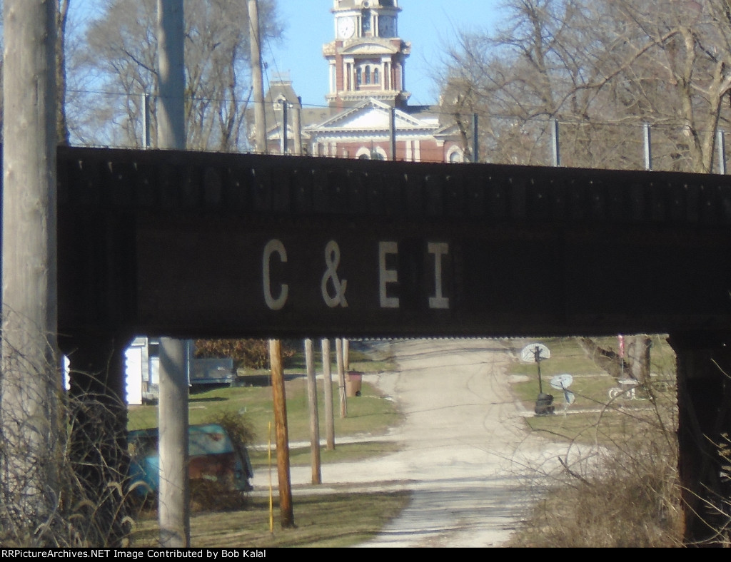  looking north at old C&EI railroad bridge