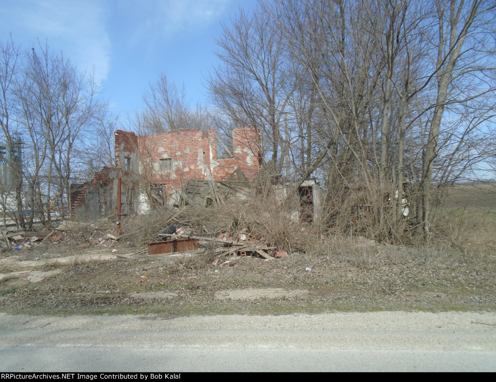 Hoarace Grain Elevator next door across tracks this beautiful airy house