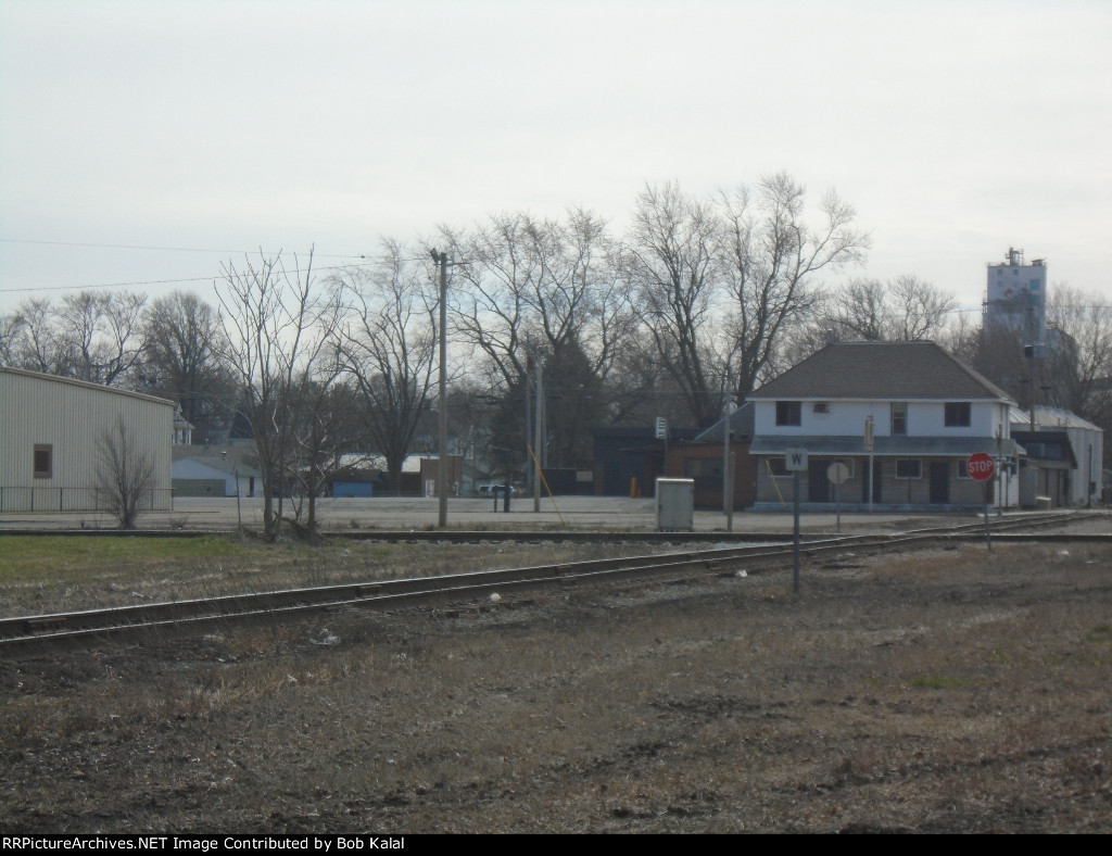 looking southeast at stop signs for diamond