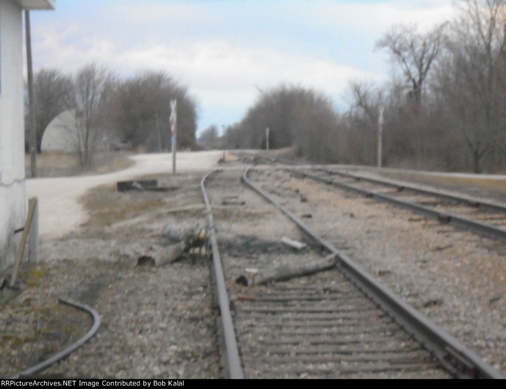 looking west down spur at Talbot Grain Elevator