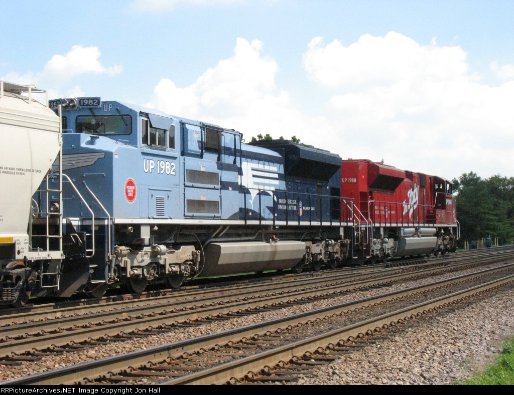 1988 & 1982 pulling into Proviso Yard