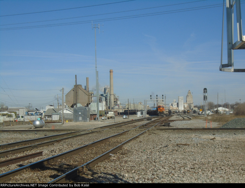  BN 7096 NS 2802 Coming Thru Yard