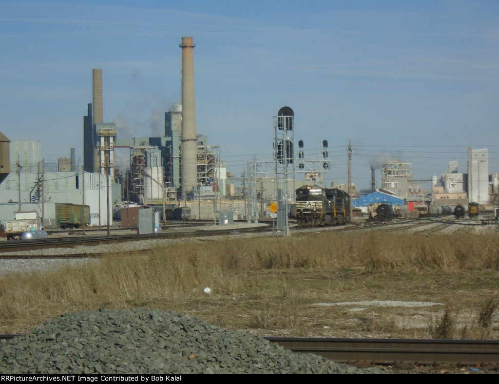  NS 9263 NS 9321 NS 2570 Lights on rolls thru Yard