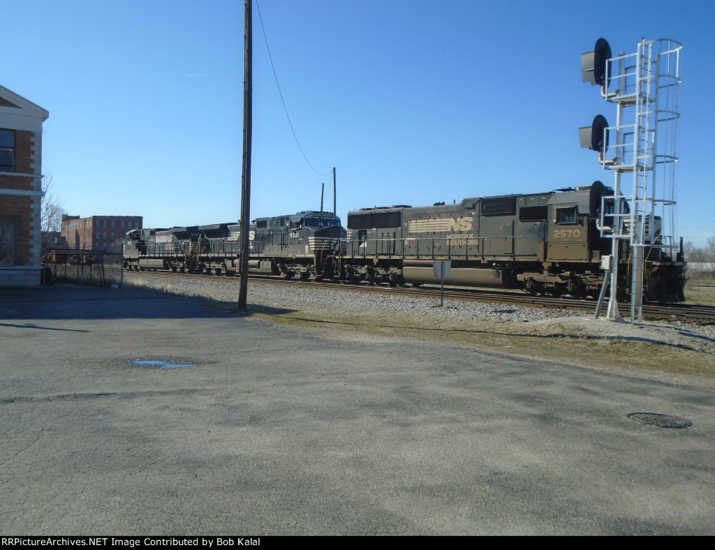  NS 9263 NS 9321 NS 2570 stops to Wait for Switch to be Thrown to Head Back into Yard