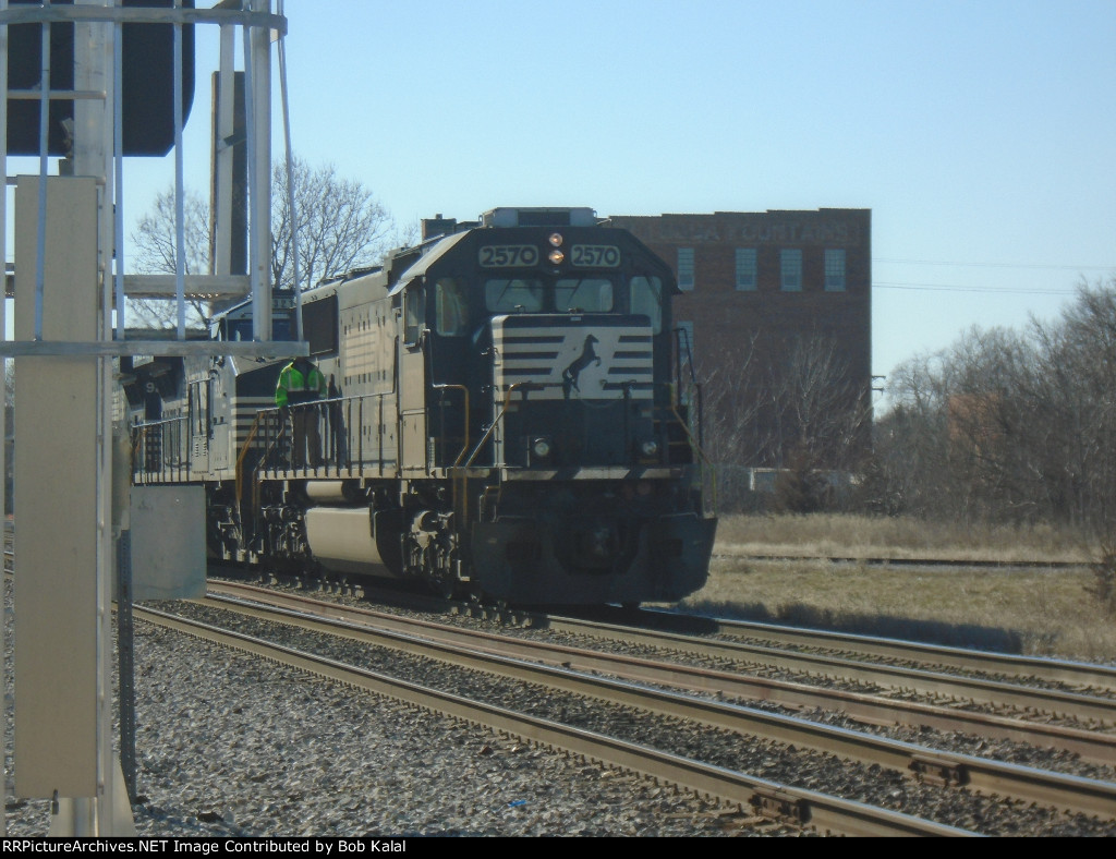 NS 9263 NS 9321 NS 2570 stops to Wait for Switch to be Thrown to Head Back into Yard