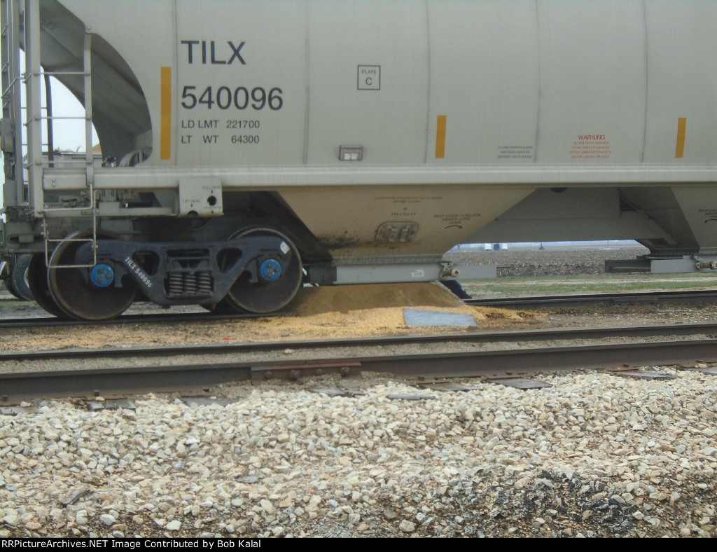  FFG&C 1828 Engine switching some Hoppers to be unloaded straight into Semis