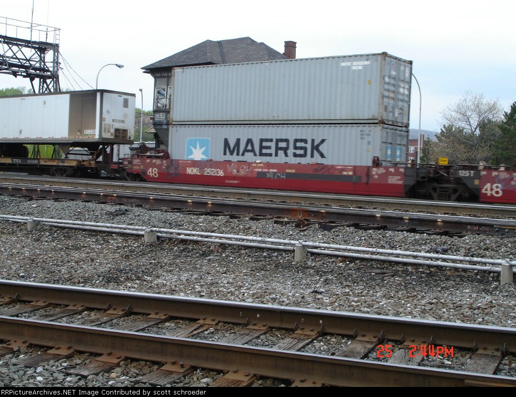 NOKL 252136B Double Stackcar w/MAERSK Container WB